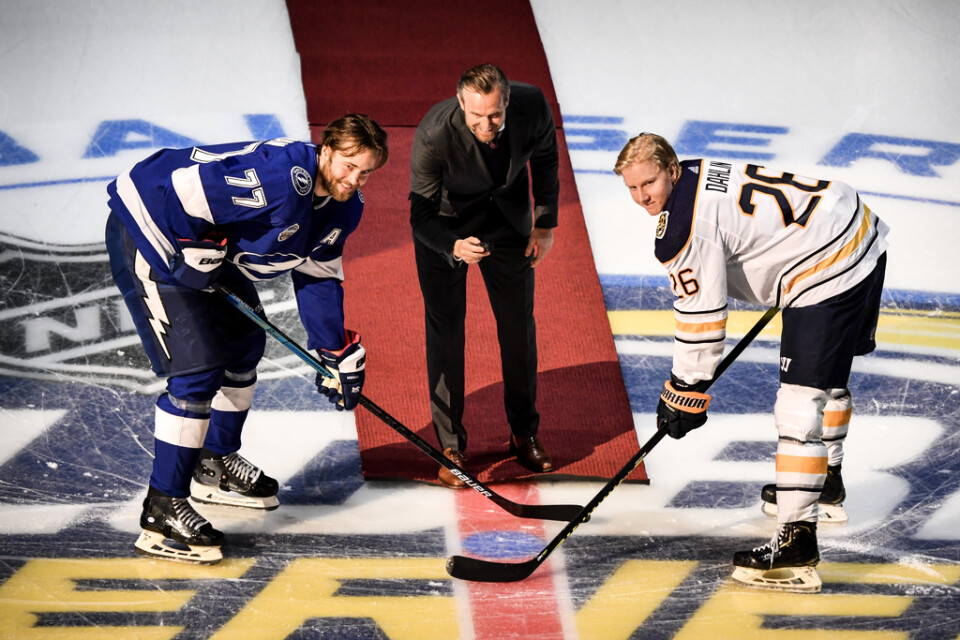 Svenska backstjärnorna Victor Hedman i Tampa Bay, till vänster, och Buffalos Rasmus Dahlin, till höger, i ett ceremoniellt nedsläpp under överinseende av förre Detroitbacken Niklas Kronwall vid NHL-matcherna i Globen i höstas. Arkivbild.