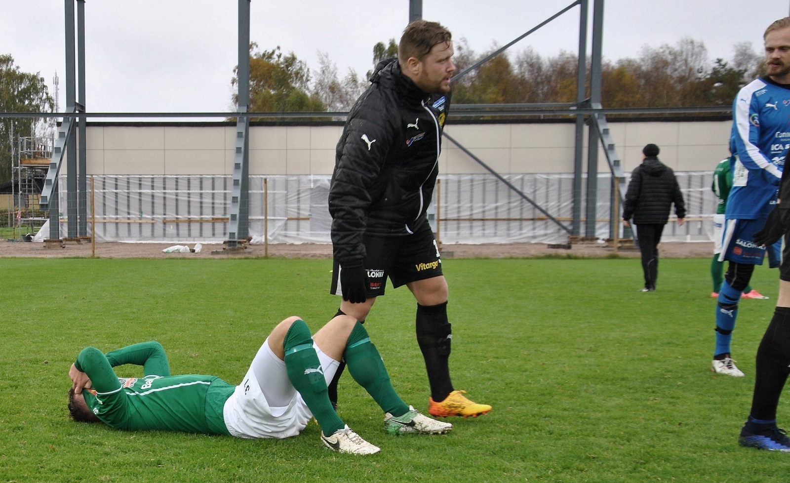 William Andersson ligger utslagen på Österås A-plan efter den tunga 2–4-förlusten mot Lindsdal i lördags. Foto: Peter Paulsson