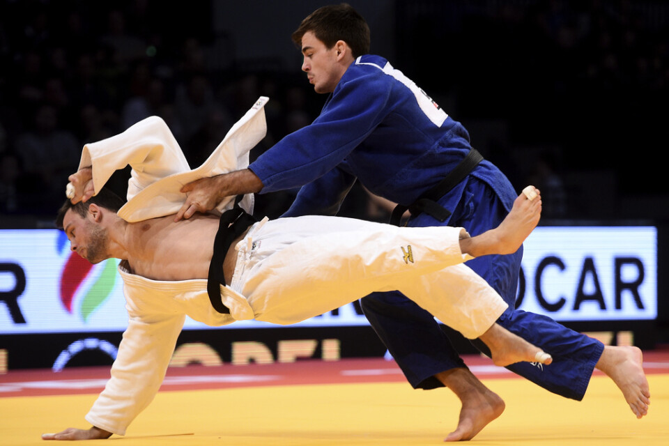 Tommy Macias (blått) föll direkt i judo-VM i Tokyo. Arkivbild.