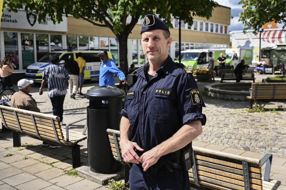Martin Marmgren, gruppchef för områdespolisgruppen i Järva, på Husby Torg dagen efter dödsskjutningen på öppen gata.