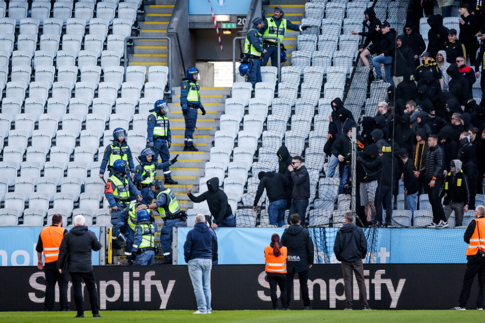 AIK-supportrar kastade stolsitsar efter förlusten borta mot Malmö FF i våras. Nu döms en 25-årig AIK-supporter för våldsamt upplopp. Arkivbild.