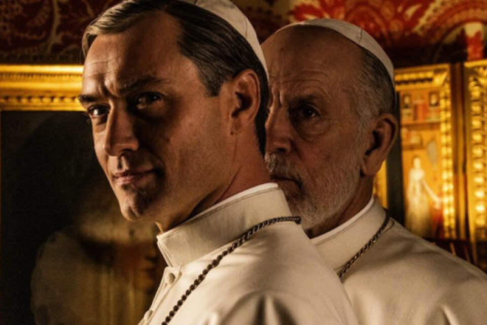 Jude Law och John Malkovich spelar påvar i "The new pope" som snart börjar visas på C More. Pressbild.