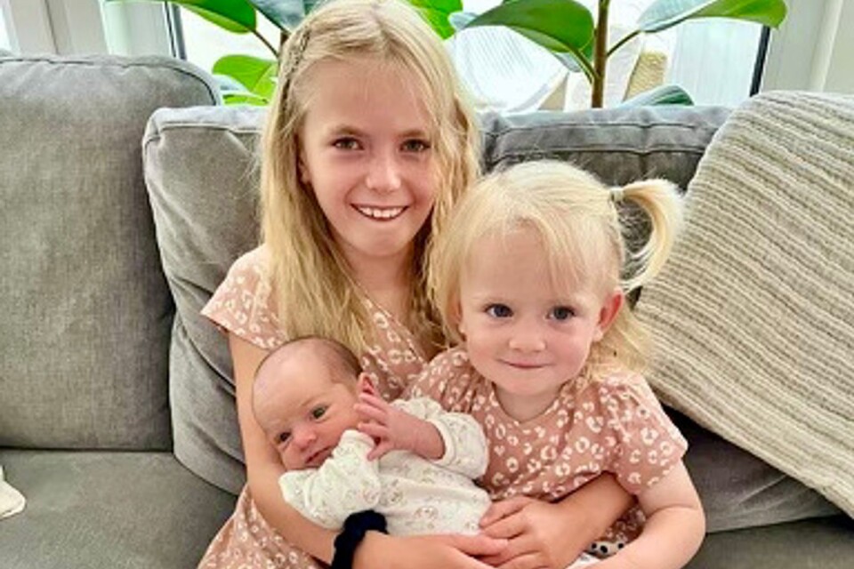 Emma och Benton Basson, Halmstad, fick den 28 juni en dotter som heter Briella. Vikt 3200 g, längd 48 cm. Syskon: Nikki och Eliana. Emma kommer från Nybro.