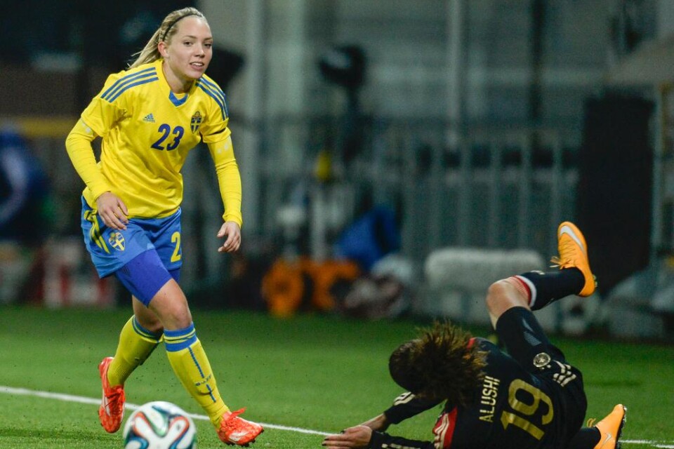 Bara två månader återstår till Sveriges premiärmatch i fotbolls-VM. Då väljer Pia Sundhage att frångå det spelsystem man jobbat på i ett och ett halvt år. - Vi har ju kastat bort vårt spelsystem till ett annat nu, tillbaka till 4-4-2, sade Kosovare Aslla