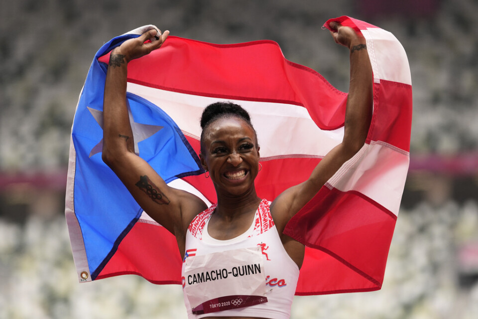 Jasmine Camacho-Quinn firar sitt OS-guld med Puerto Ricos flagga.