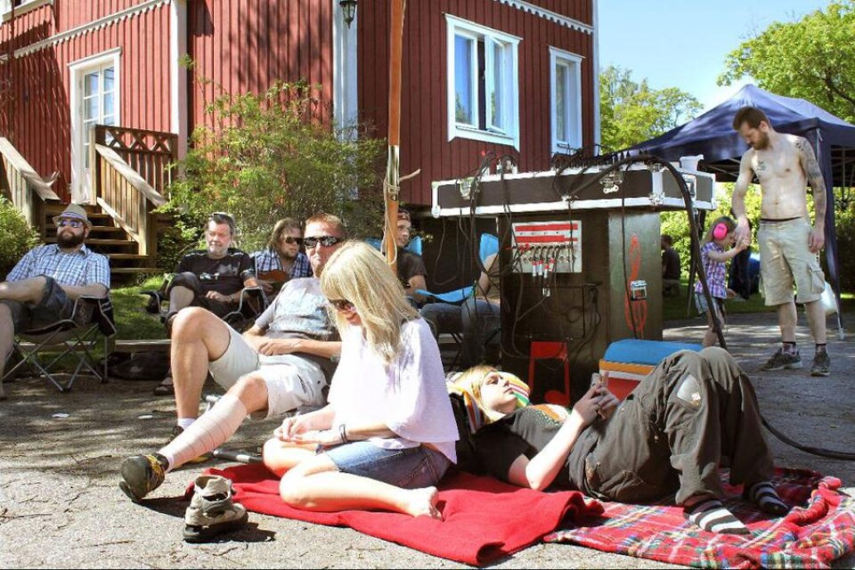Roger Svensson, Stina och Alma Nylin lyssnar på Hometown mojos på Janne och Anne-Sofie Remhaugs baksida.