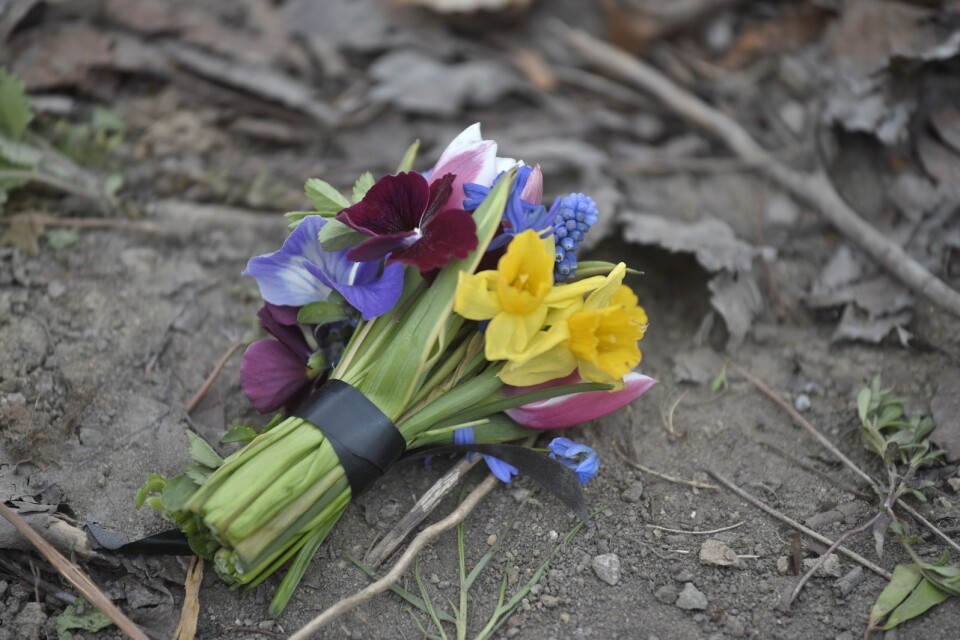 Någon har lagt blommor vid olycksplatsen där en pojke avled efter att ha blivit påkörd av tåg.