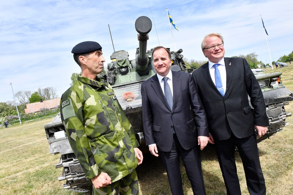 En bister ÖB Micael Bydén tillsammans med två väsentligen gladare representanter för regeringen, statsminister Stefan Löfven och försvarsminister Peter Hultqvist.