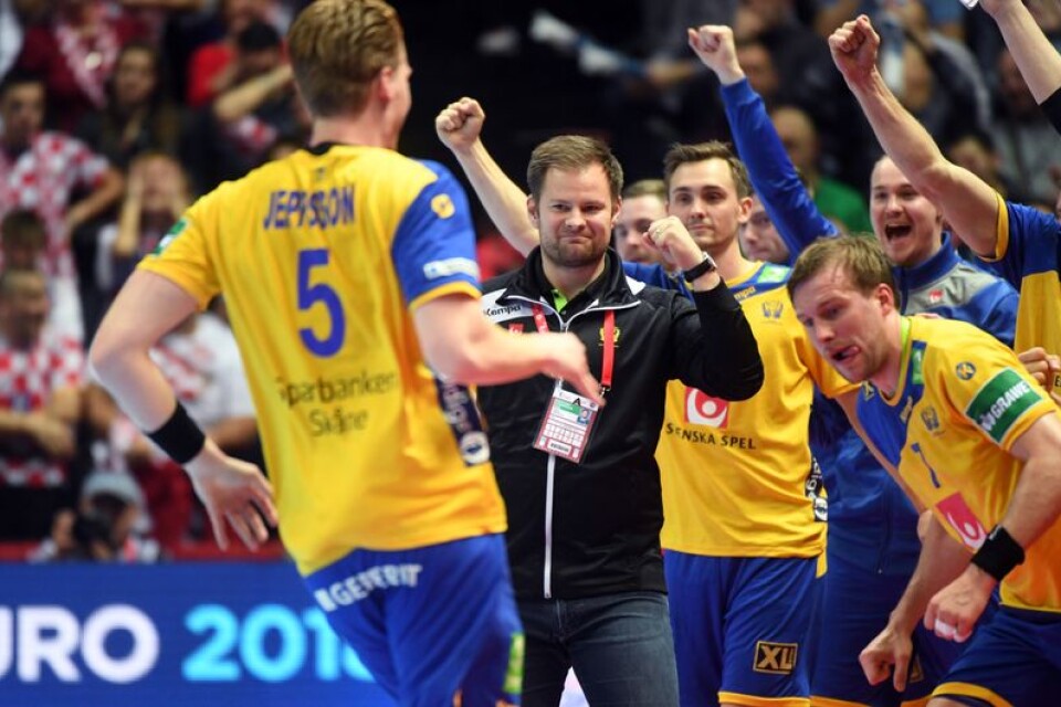 Sveriges förbundskapten Kristján Andrésson jublar under den svenska överkörningen mot Kroatien.