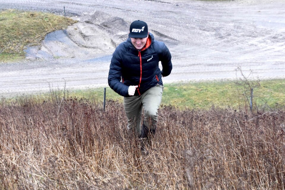 Tävlingsledaren Gael Joly testar den första backen som Winter Cross Run-löparna måste ta sig upp för. Därefter väntar många dalar och toppar innan målgången nås. Det är ett tufft lopp att springa, även för vana löpare.