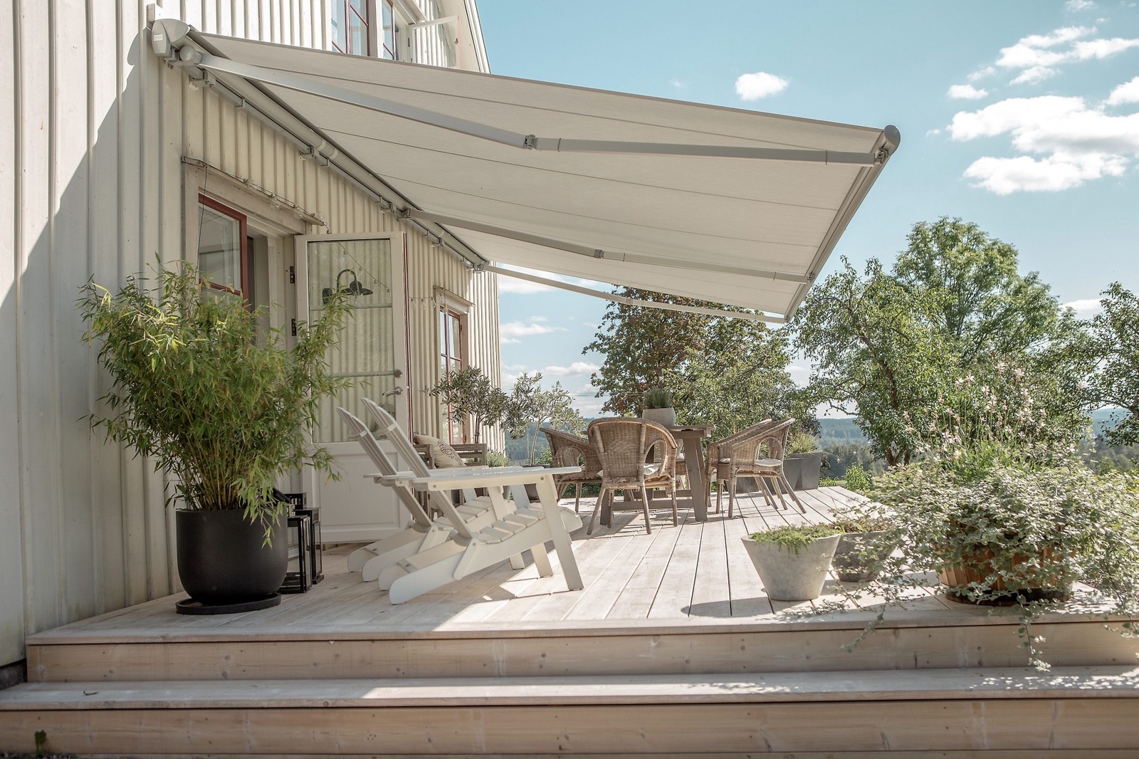 En terrassmarkis ger ett bra solskydd. Foto: Fredrik Malmlund