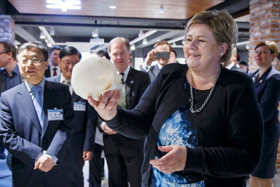 Att vara eller inte vara? Här är det Norges statsminister Erna Solberg som stiftar bekantskap med en 3D-utskriven skalle under ett besök på det sydkoreanska innovationscentrat i Ulsan.