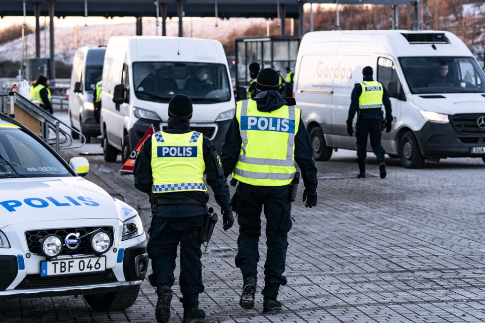 Polis och passkontrollanter på plats vid gränskontrollen efter betalstationen på Lernacken på den svenska sidan av Öresundsbron på lördagen.