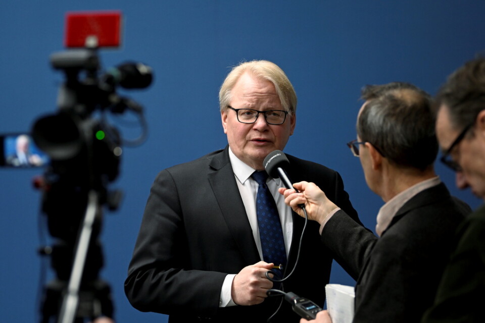 Försvarsminister Peter Hultqvist (S) meddelade på en pressträff under torsdagen att försvaret ska stärkas. Anslaget till det militära försvaret ska öka till 2 procent av BNP "så snart det går".