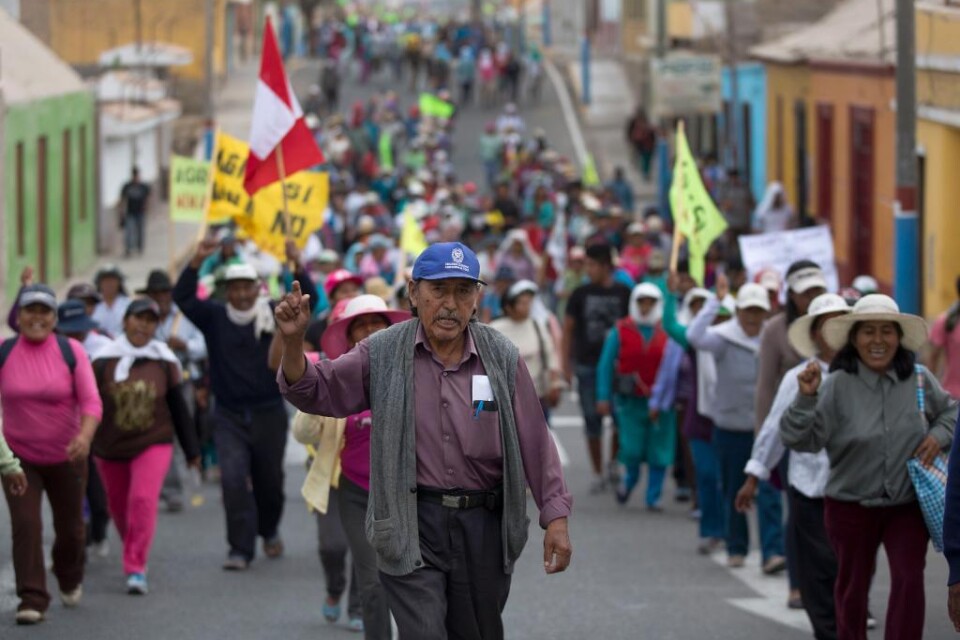Peru har utropat undantagstillstånd i södra delarna av landet, efter våldsamma protester mot en koppargruva. Beslutet togs timmar efter sammandrabbningar mellan demonstranter och polis, där en 55-årig demonstrant dog, enligt lokala medier. Vittnen uppge