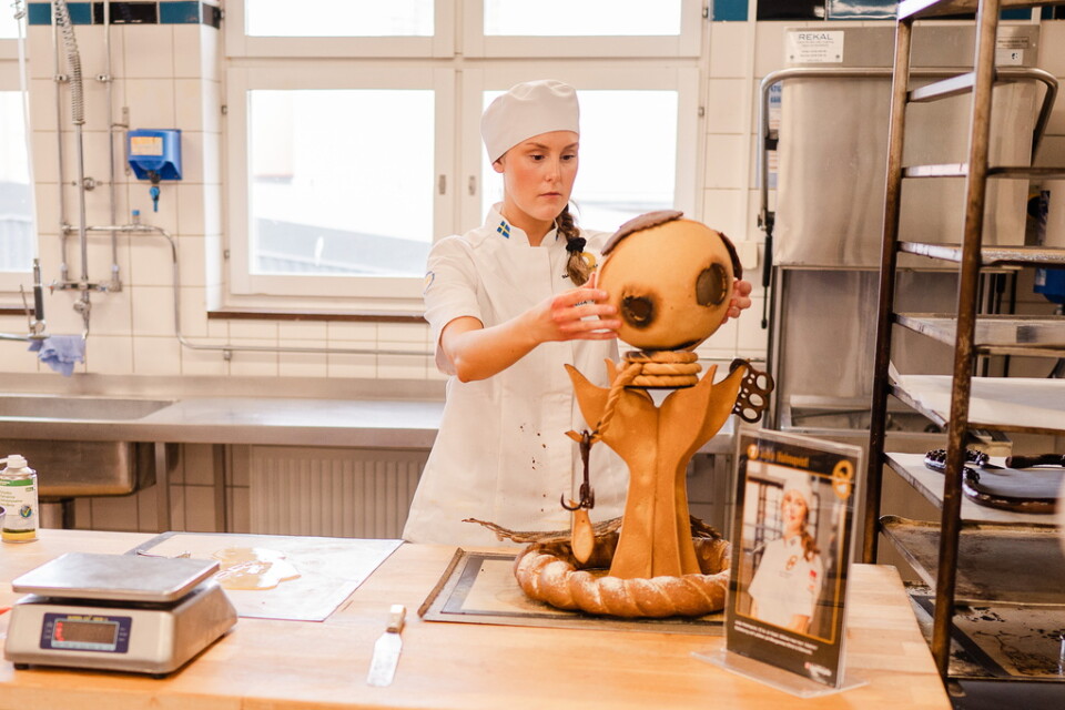 2023 års Unga Bagare Julia Holmqvist tillsammans med ett av sina bakverk.