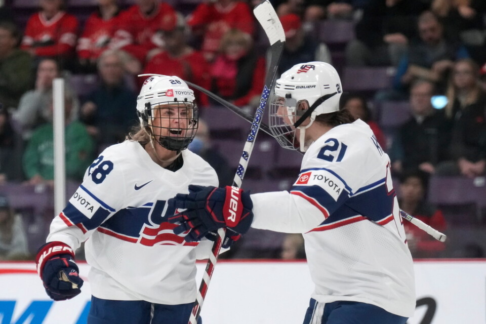 Amanda Kessel (vänster) och Hilary Knight jublar efter att av målen i USA:s storseger mot Tjeckien i hockey-VM i Kanada.