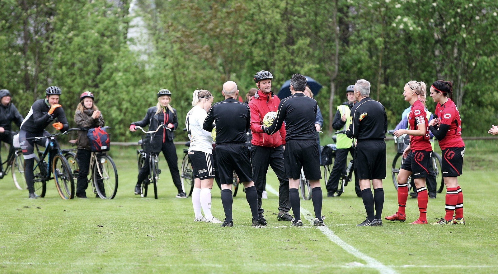 Deltagarna från ”Cykla mot ALS” fick lämna över matchbollen.                           Foto: Stefan Sandström