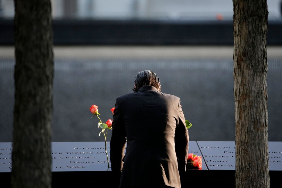 En man vid ground zero, minnesplatsen efter terrorattacken den 11 september 2001 i New York.
