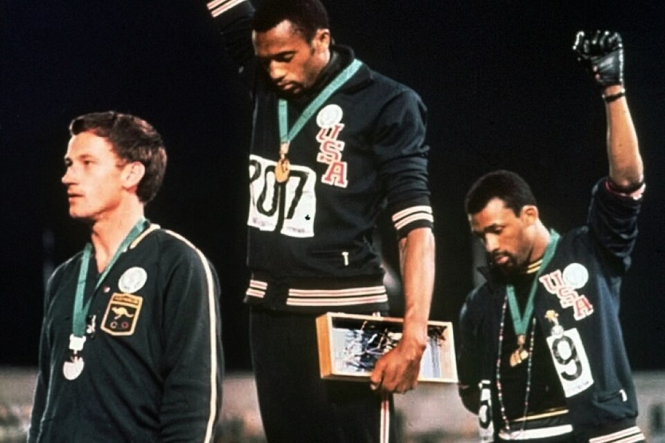 Tommie Smith, i mitten, och John Carlos, till höger, gör Black Power-hälsningen under medaljceremonin på 200 meter under OS i Mexiko 1968.