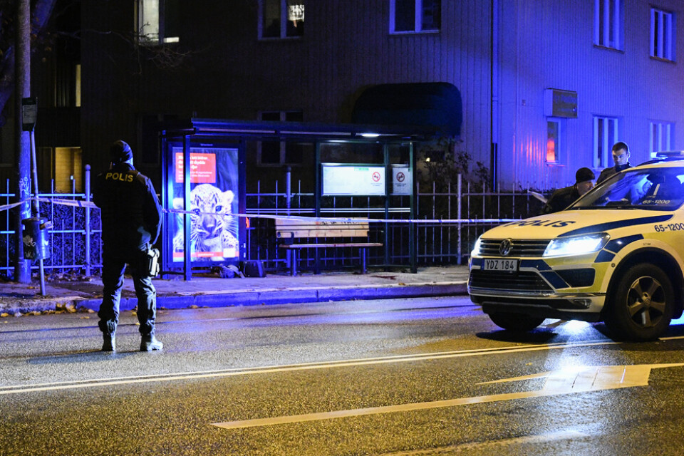 Polisen spärrade av ett område vid en busshållplats i Malmö efter den grova misshandeln.