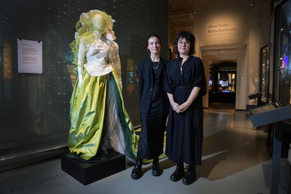 Filippa Fuxe och Charlotta Backryd intill sin klänningstolkning av årets Nobelpris i kemi.