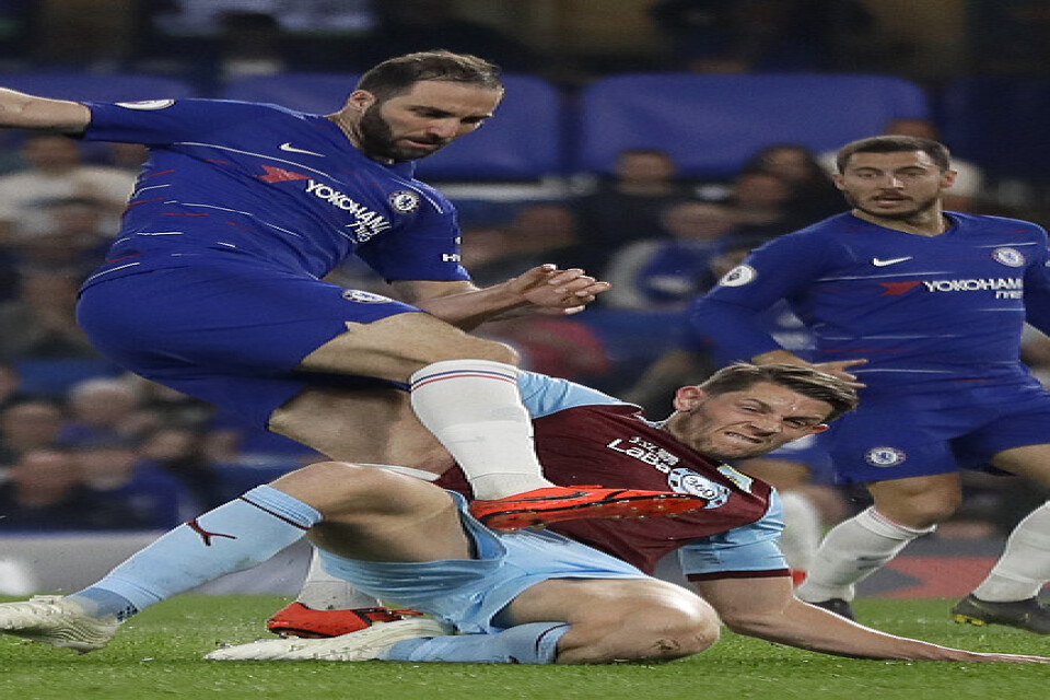 Chelseas Gonzalo Higuaín, vänster,i kamp om bollen med Burnleys James Tarkowski.