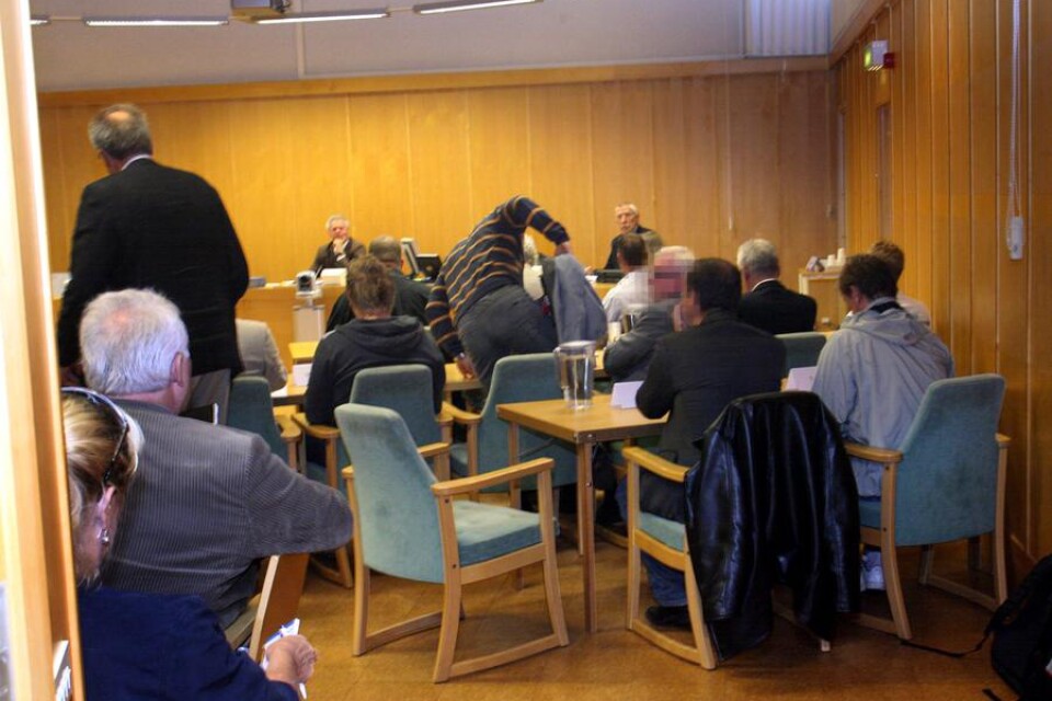 Ett stort uppbåd av advokater hade på måndagen en grannalaga uppgift i Kalmar tingsrätt när de skulle företräda sina klienter som var misstänkta för grov stöld, stöld och häleri.
