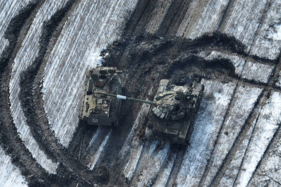 Den här bilden, som har distribuerats av Ukrainas militär, visar två förstörda ryska stridsvagnar på ett fält utanför Vuhledar där ett ryskt anfall motades. Bilden togs någon gång nu i februari.