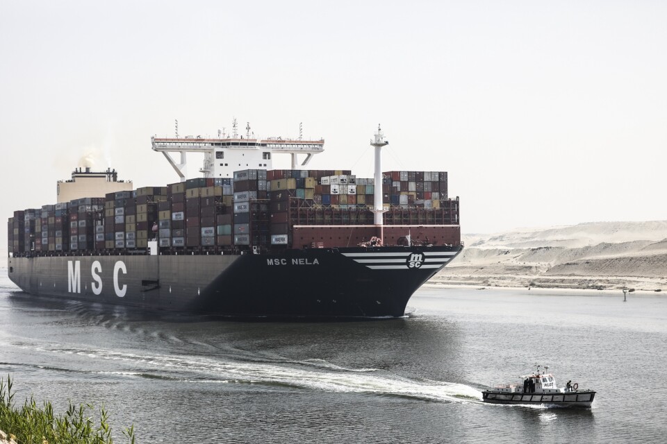 Fartygen går igenom Suezkanalen igen efter haveriet i mars. Men det kommer att ta lång tid innan varje skepp och container är på rätt plats så att trafiken flyter normalt igen. Arkivbild.