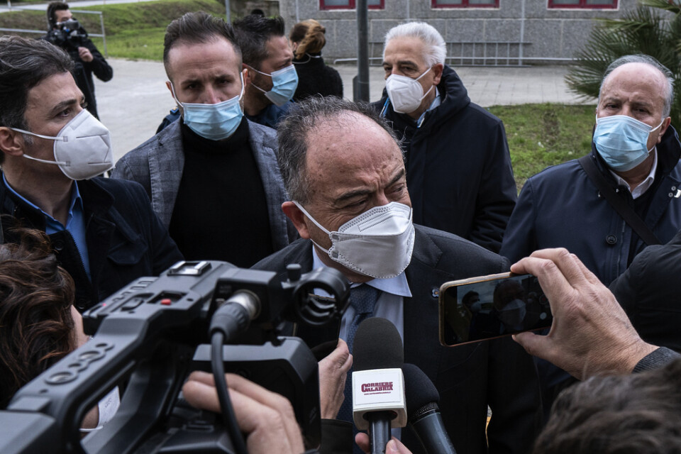 Åklagaren Nicola Gratteri intervjuas av medier under rättegången mot italienska maffiaorganisationen 'Ndrangheta. Arkivbild.