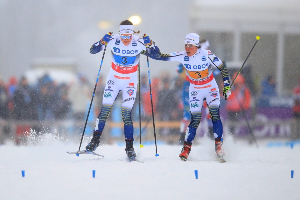 Moa Lundgren och Charlotte Kalla i stafetten i Lillehammer för ett drygt år sedan.