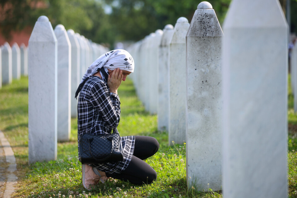 En bosniskt kvinna sörjer vid kyrkogården för offren för folkmordet i Srebrenica. Arkivbild.