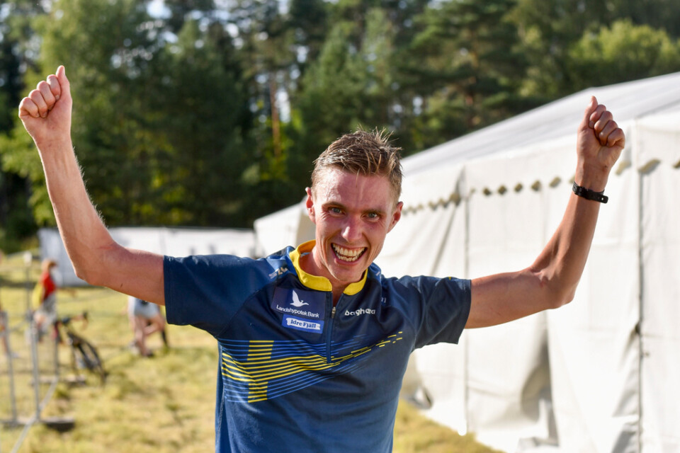 Martin Regborn tog guld på herrarnas långdistans under orienterings-EM i Estland.