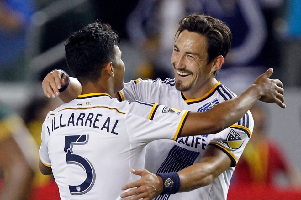 Stefan Ishizaki, höger, kramar om José Villarreal i en MLS-match mot Portland 2015.