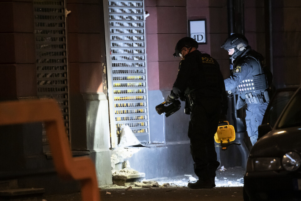 Polisens bombtekniker undersöker entrén till en butikslokal på Claesgatan vid Möllevångstorget i Malmö efter en detonation natten till fredagen.