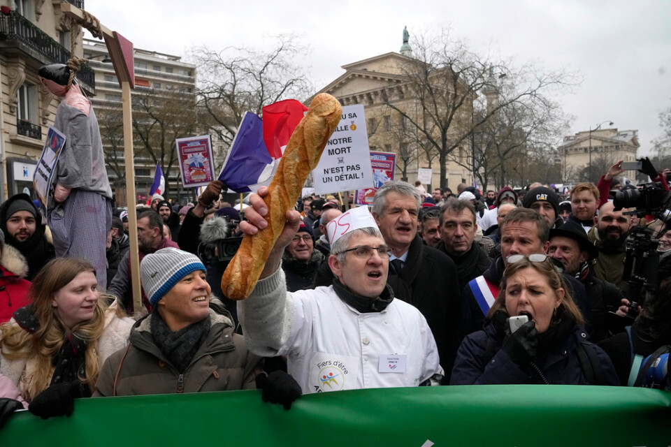 Bagare anför att de stigande kostnaderna tar död på deras bransch. Precis till höger bakom bagaren som svingar baguetten står den profilerade politikern Jean Lassalle.