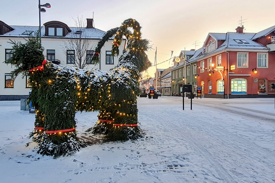 På Öland och i Kalmarområdet var det länge julbocken som kom med julklappar. Jultomten är ett senare påfund på Öland, Gotland och i Småland.