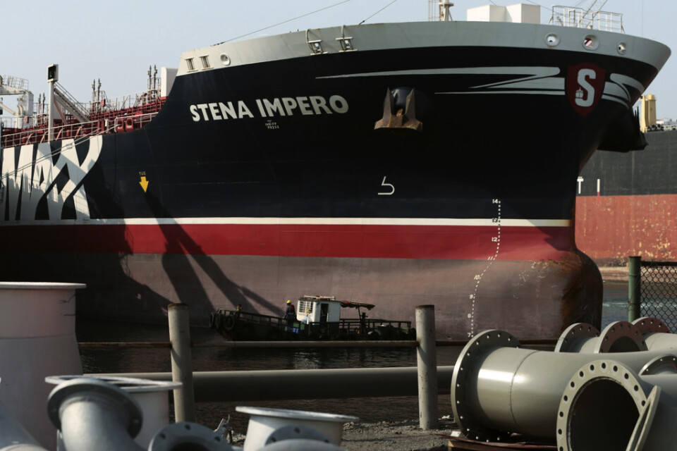 Det svenskägda oljefartyget Stena Impero har lagt till i en hamn i Dubai.