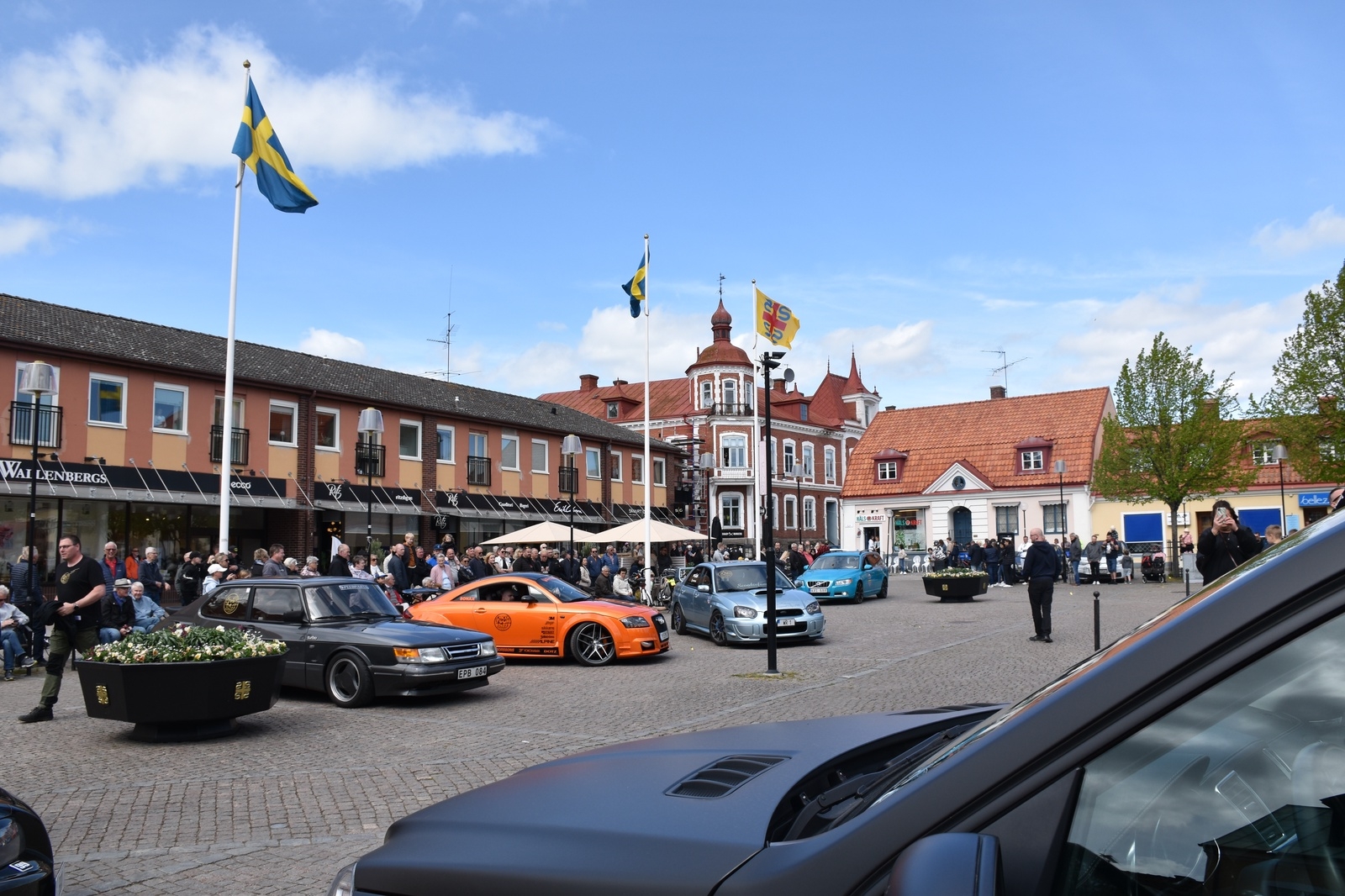 Bilintresserade Sölvesborgsbor slöt upp kring torget och gjorde eventet välbesökt.