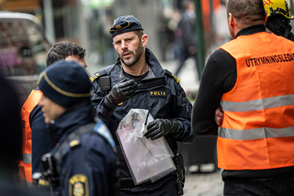 Polisens yttre befäl Jakob Bergstrand på plats vid länsstyrelsen i centrala Malmö. Ett brev med vitt pulver har mottagits, men efter analys visade sig pulvret vara ofarligt.