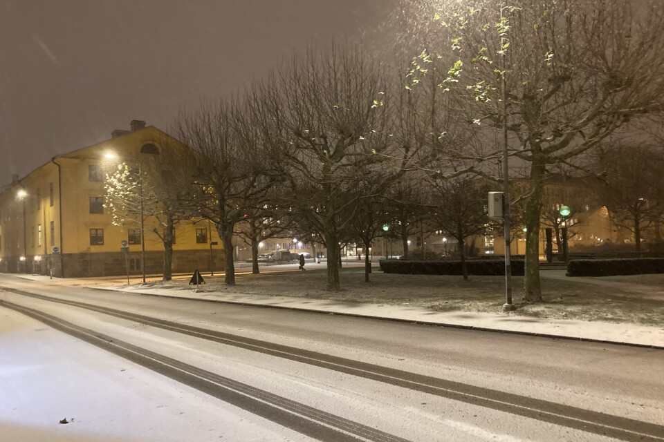 Snön föll över Kristianstad. Bilden tagen vid Södra Kaserngatan på tisdagsmorgonen.