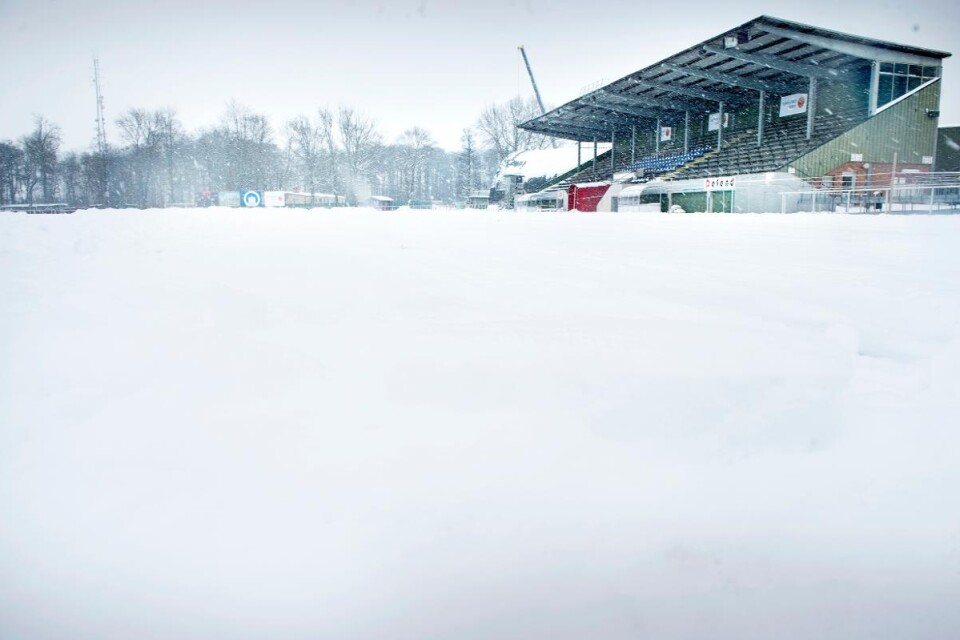 Så här såg det ut på Kristianstads IP under torsdagseftermiddagen. Det ligger några centimeters snötäcke, men även en vit duk som ska skydda gräsmattan inför gruppspelet i Svenska Cupen. KFC möter Dalkurd den 18 februari.