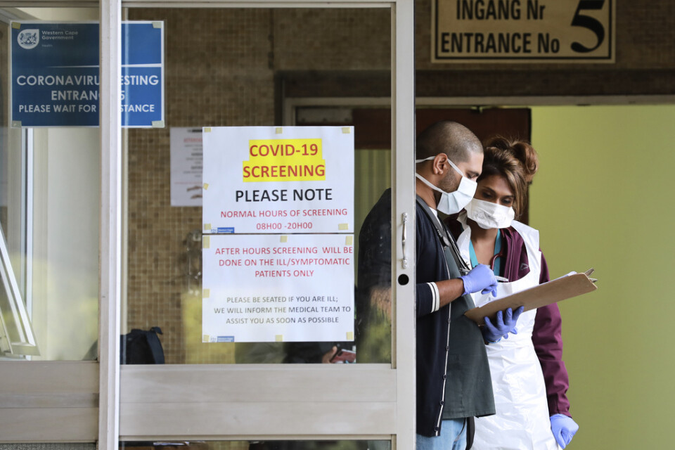 Vårdpersonal i Kapstaden i Sydafrika testar befolkningen för det nya coronaviruset. Totalt har ungefär hälften av Afrikas länder infört restriktioner för att minska spridningen av det nya coronaviruset.