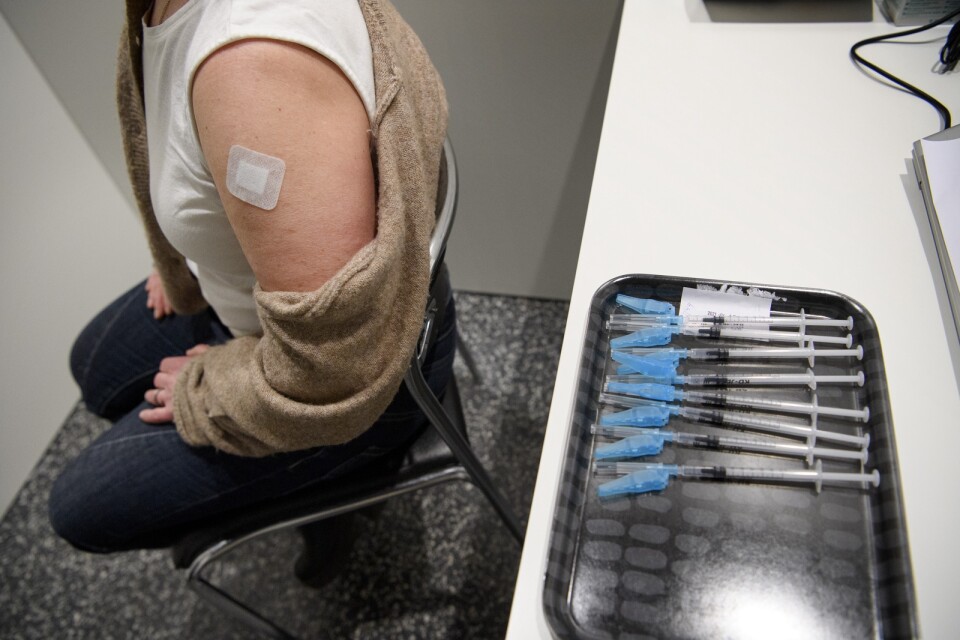 Över två miljoner människor i Sverige har fått minst en vaccindos. Arkivbild.
