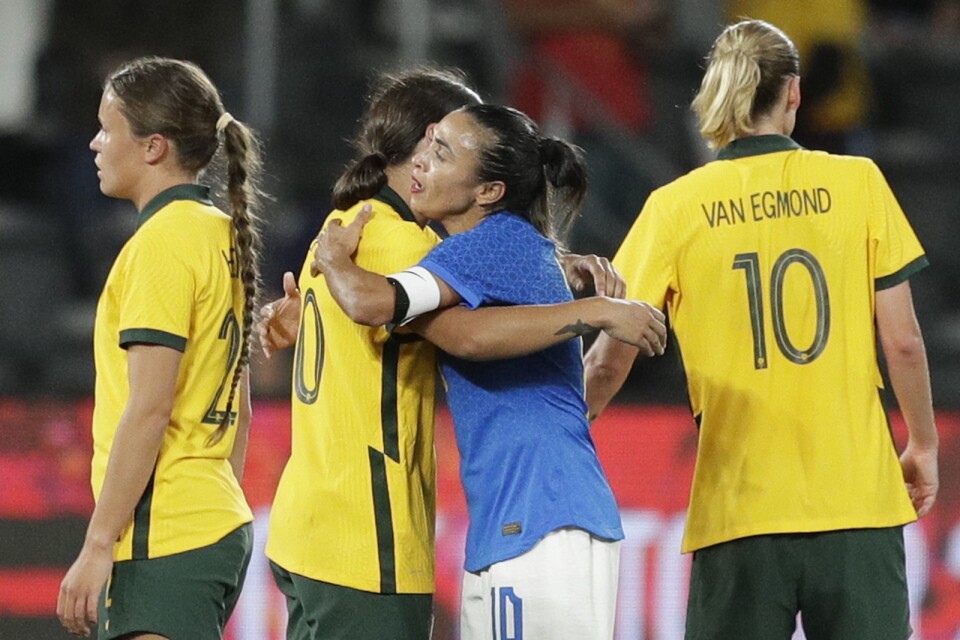 Sam Kerr och Marta kramas om efter vänskapsmatchen mellan Australien och Brasilien.