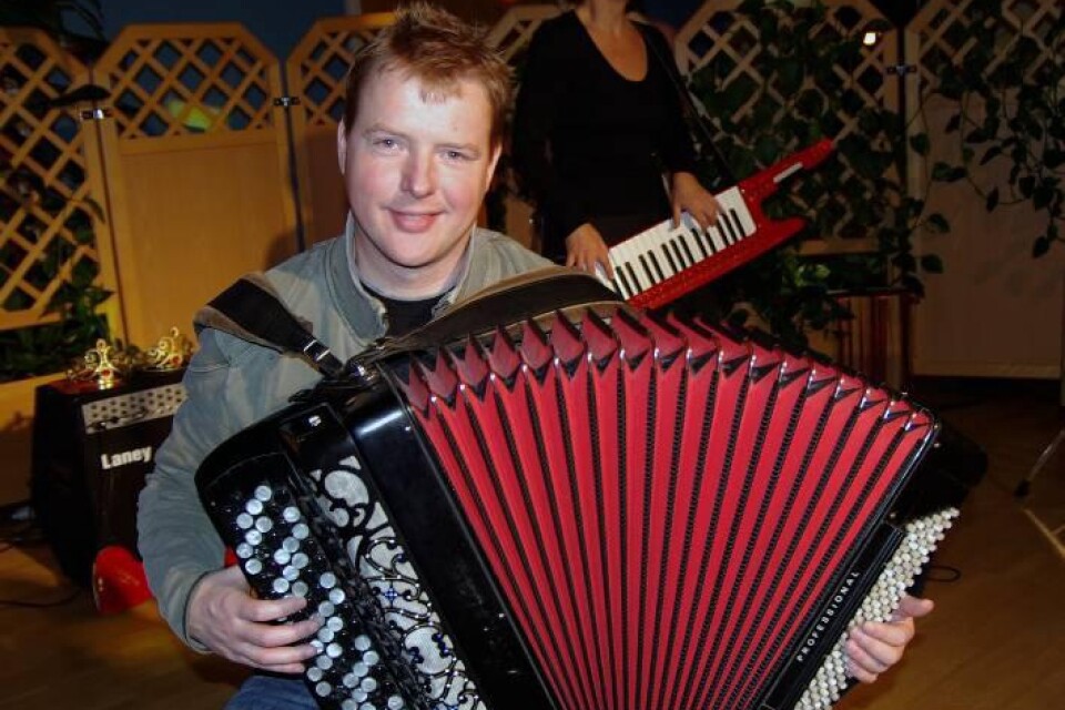 Tord Sölvesson turnerade runt i landet, bland annat med tangotanten Bodil Bendixon. Här i Skruv Folkets hus.