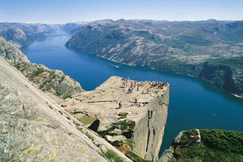 Närmare 300 000 turister går varje år på vandringstur upp till den spektakulära klippavsatsen Preikestolen i Rogaland i Norge. Men eftersom det inte finns några toaletter längs vägen gör många turister sina behov i naturen. - Det är avföring i var och v