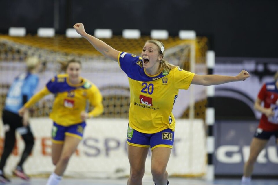 Sveriges Isabelle Gulldén skriker ut sin glädje efter vinsten i fredagens match i grupp B mellan Norge och Sverige i EgeTrans Arena i Bietingheim-Bissingen under handbolls-VM i Tyskland.