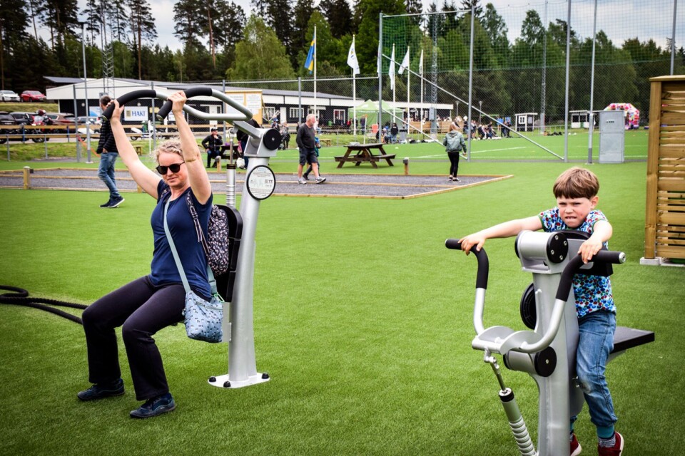 Martina Rönbeck tries the outdoor gym with her son Elis.